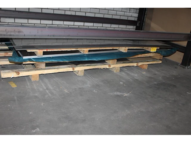 Rvs platen in diverse maten en diktes in platen stelling let op inclusief pallets. - afbeelding 1 van  4