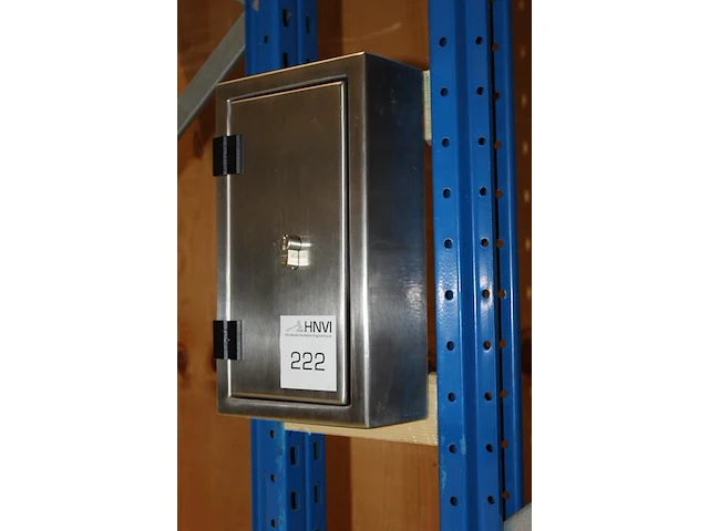 Rvs sleutelkast met cilinderslot. sleutel ontbreekt. afmeting 20 x 10 x 35 cm. - afbeelding 2 van  2