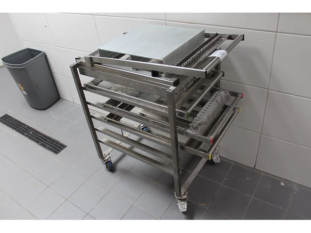 Rvs snijwagen dedy met 4 snijrasters. afmeting wagen ca. 80 x 50 x 93 cm. - afbeelding 1 van  3