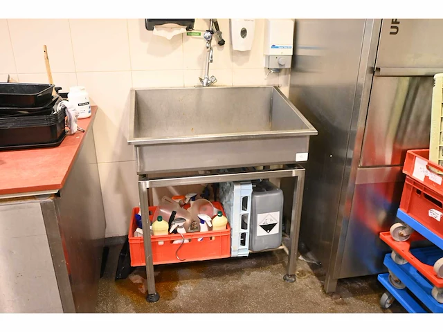 Rvs spoelbak met sproeidouche en mengkraan - afbeelding 1 van  5