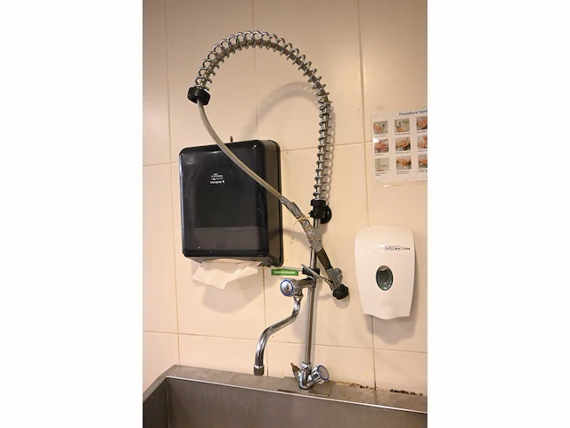 Rvs spoelbak met sproeidouche en mengkraan - afbeelding 4 van  5