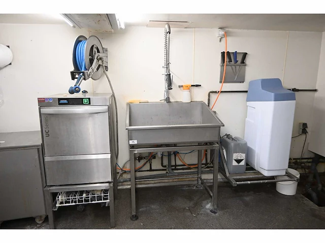 Rvs spoelbak met sproeikop, mengkraan en rvs onderstel - afbeelding 1 van  4