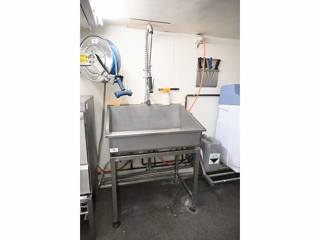 Rvs spoelbak met sproeikop, mengkraan en rvs onderstel - afbeelding 2 van  4