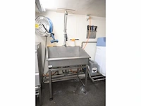 Rvs spoelbak met sproeikop, mengkraan en rvs onderstel - afbeelding 2 van  4