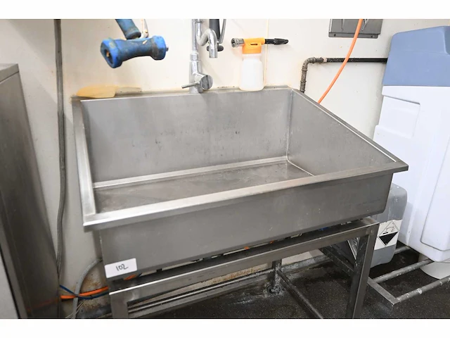 Rvs spoelbak met sproeikop, mengkraan en rvs onderstel - afbeelding 3 van  4