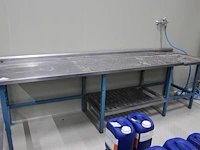 Rvs spoeltafel met metalen onderstel. afmeting 290 x 76 x 87 cm.