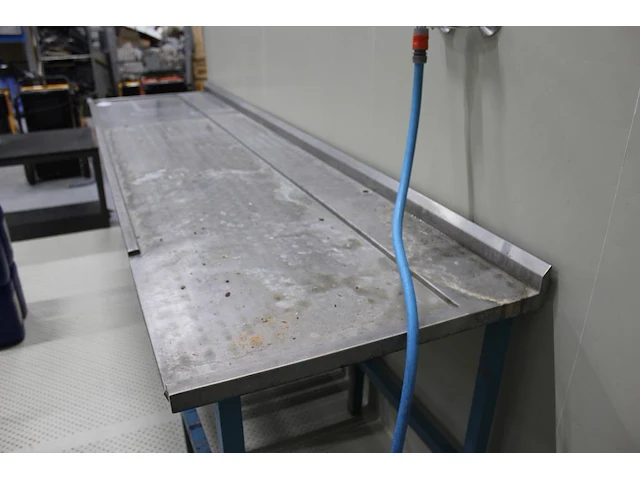 Rvs spoeltafel met metalen onderstel. afmeting 290 x 76 x 87 cm. - afbeelding 2 van  3