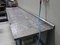 Rvs spoeltafel met metalen onderstel. afmeting 290 x 76 x 87 cm. - afbeelding 2 van  3