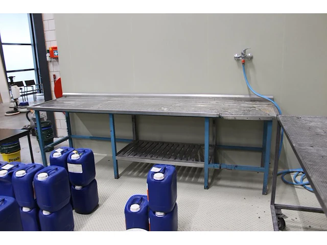 Rvs spoeltafel met metalen onderstel. afmeting 290 x 76 x 87 cm. - afbeelding 3 van  3