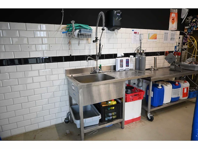 Rvs spoeltafel met sproeikop - afbeelding 1 van  5