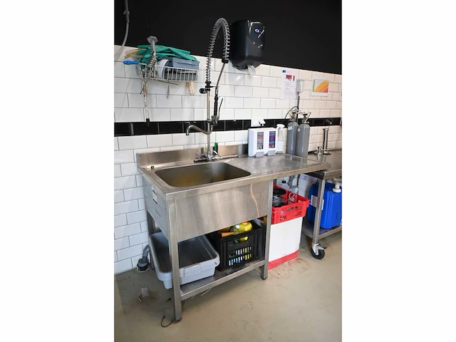 Rvs spoeltafel met sproeikop - afbeelding 2 van  5