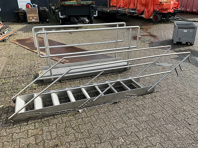 Rvs trap met bordes - afbeelding 1 van  6