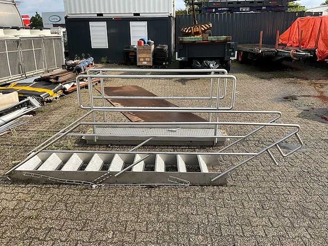 Rvs trap met bordes - afbeelding 2 van  6