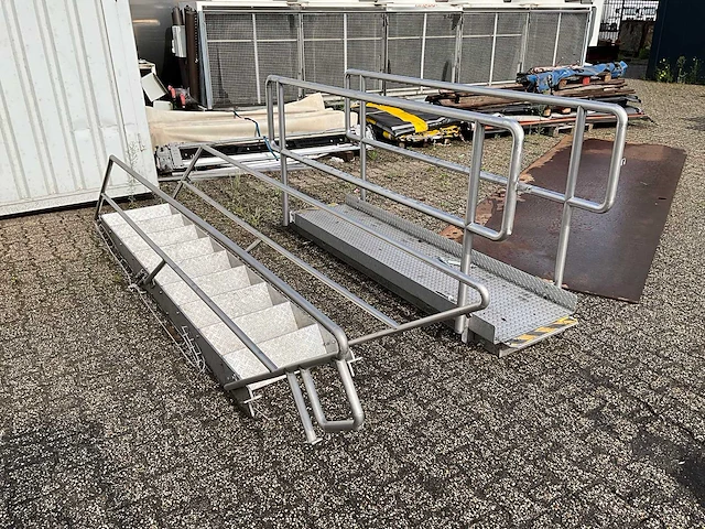 Rvs trap met bordes - afbeelding 3 van  6