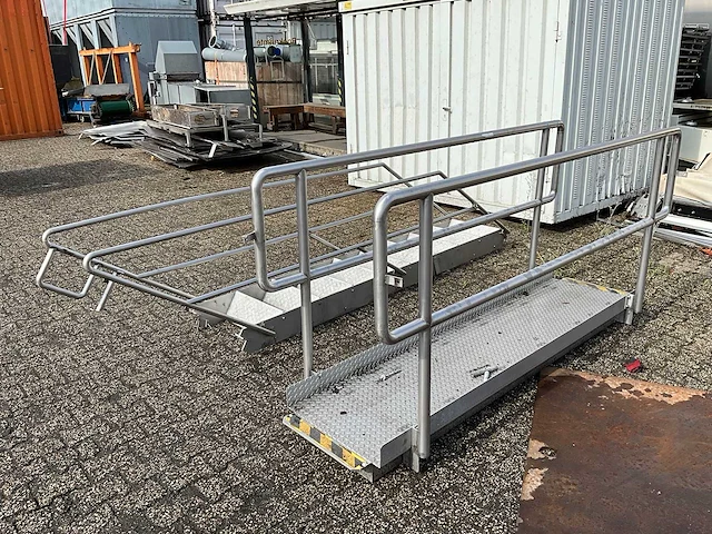 Rvs trap met bordes - afbeelding 4 van  6