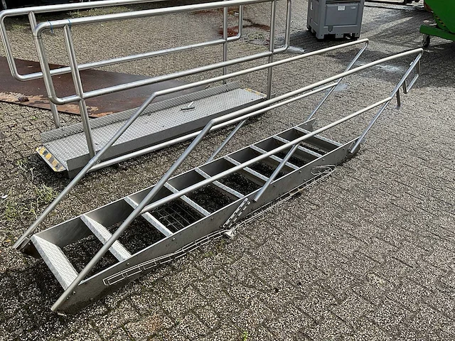 Rvs trap met bordes - afbeelding 5 van  6