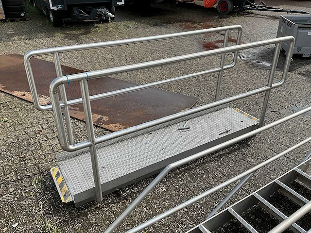 Rvs trap met bordes - afbeelding 6 van  6