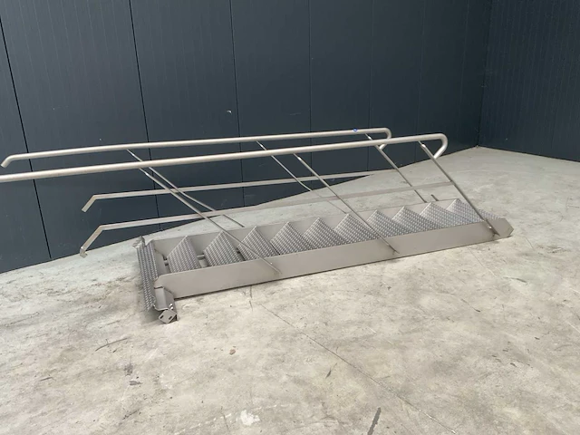 Rvs trap met leuning - afbeelding 2 van  3
