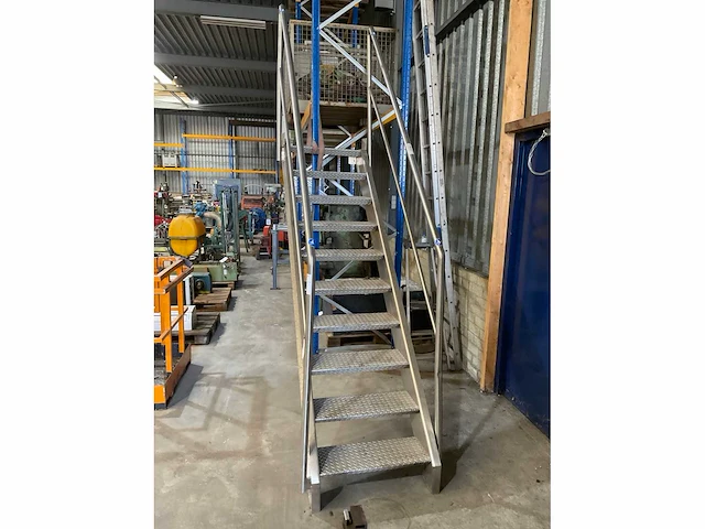 Rvs trap - afbeelding 3 van  5