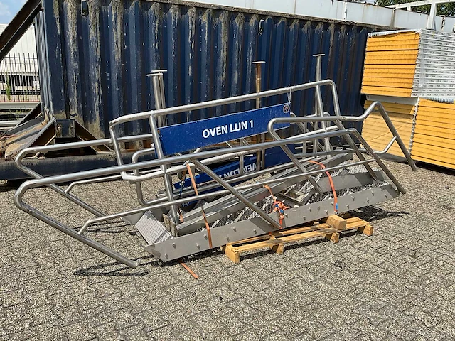 Rvs trap - afbeelding 1 van  6