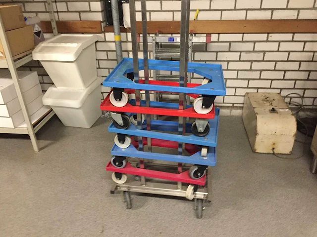 Rvs trolleywagen inclusief diverse trolleys. - afbeelding 1 van  3