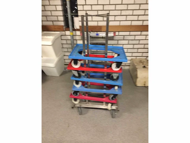 Rvs trolleywagen inclusief diverse trolleys. - afbeelding 2 van  3