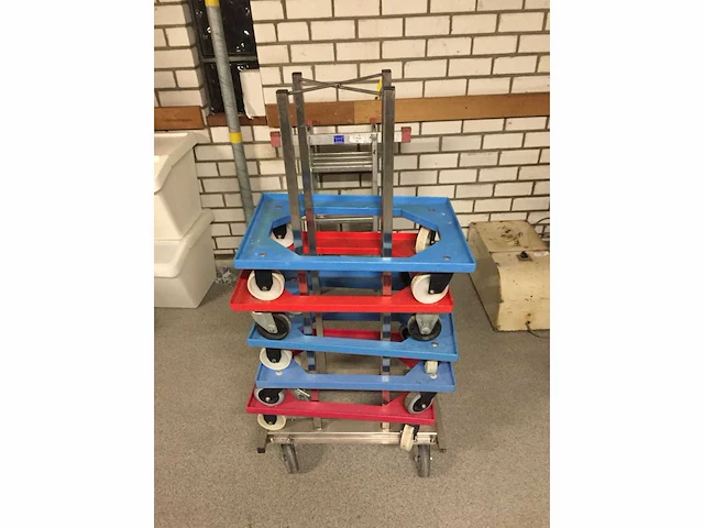 Rvs trolleywagen inclusief diverse trolleys. - afbeelding 3 van  3