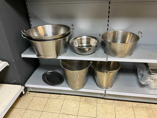 Rvs vergieten en emmers (7x) - afbeelding 1 van  7