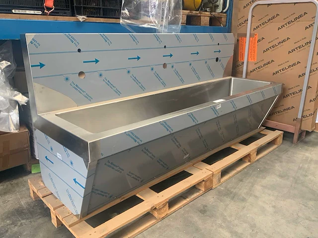 Rvs wand wastafel 210cm - afbeelding 1 van  13