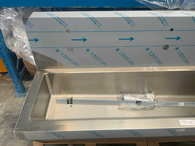 Rvs wand wastafel 210cm - afbeelding 8 van  13