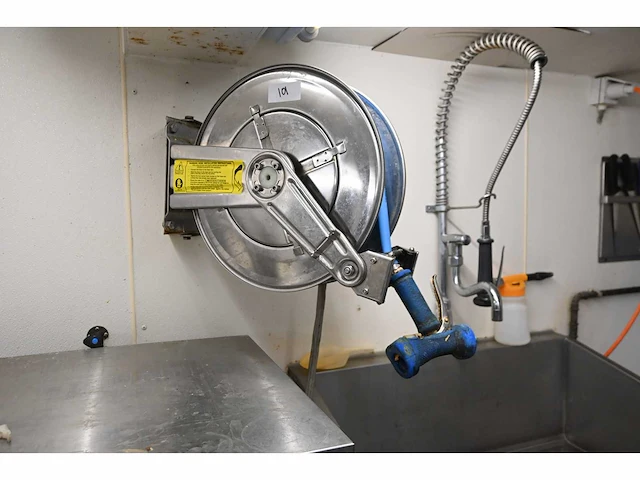 Rvs wandhaspel met spuitpistool - afbeelding 1 van  3