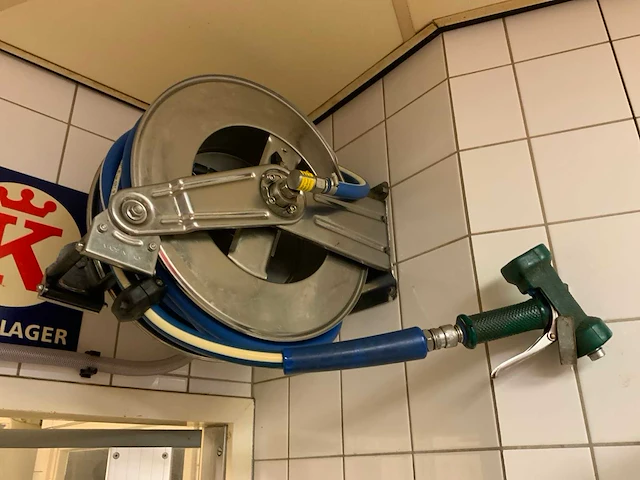 Rvs waterslanghaspel met muurbeugel - afbeelding 1 van  4