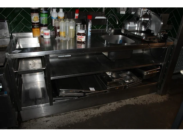 Rvs werkmeubel met spoelbak en mengkraan. afmeting 220 x 70 x 94 cm - afbeelding 2 van  2