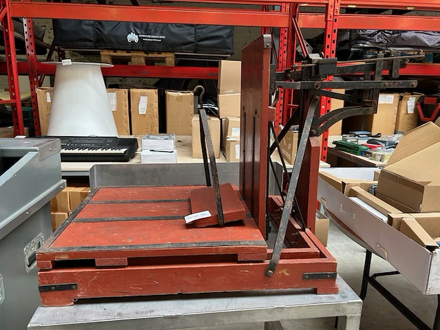 Rvs werktafel met antieke weegschaal - afbeelding 1 van  7