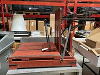 Rvs werktafel met antieke weegschaal - afbeelding 1 van  7