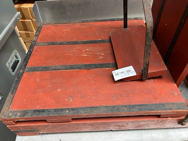 Rvs werktafel met antieke weegschaal - afbeelding 2 van  7