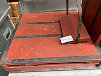 Rvs werktafel met antieke weegschaal - afbeelding 2 van  7