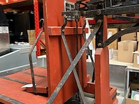 Rvs werktafel met antieke weegschaal - afbeelding 3 van  7