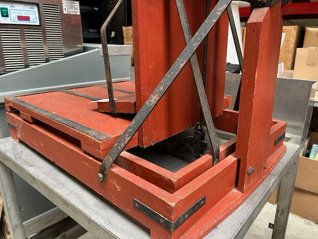 Rvs werktafel met antieke weegschaal - afbeelding 6 van  7