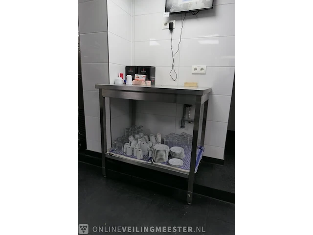 Rvs werktafel met diverse glas en servies - afbeelding 1 van  7