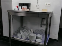Rvs werktafel met diverse glas en servies - afbeelding 1 van  7