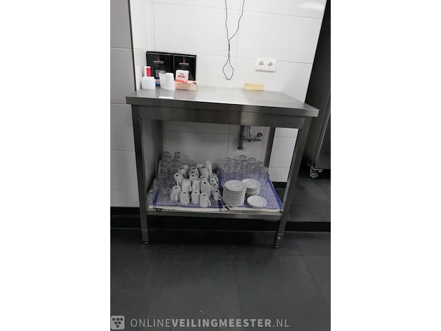 Rvs werktafel met diverse glas en servies - afbeelding 2 van  7