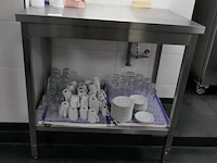 Rvs werktafel met diverse glas en servies - afbeelding 2 van  7