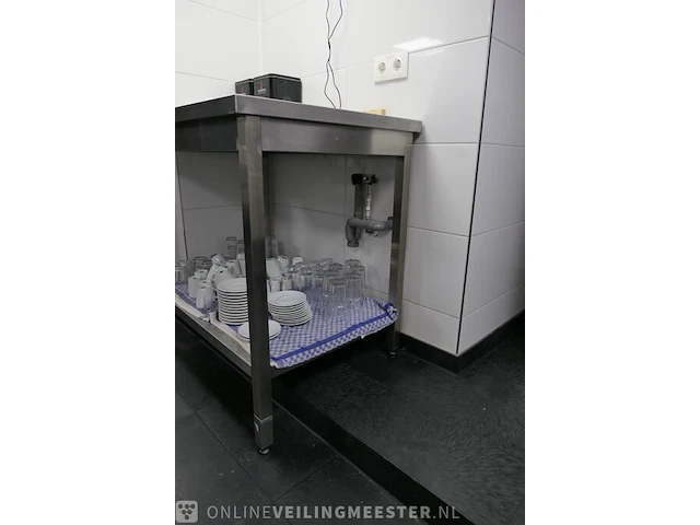 Rvs werktafel met diverse glas en servies - afbeelding 3 van  7
