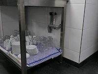 Rvs werktafel met diverse glas en servies - afbeelding 3 van  7