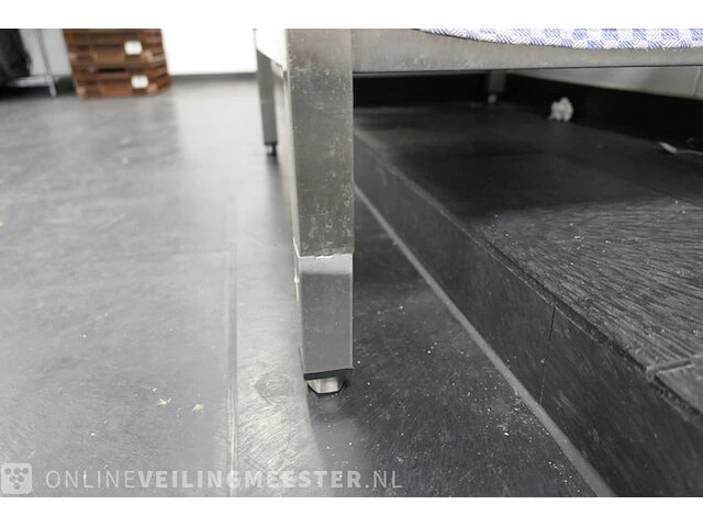 Rvs werktafel met diverse glas en servies - afbeelding 4 van  7