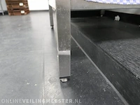 Rvs werktafel met diverse glas en servies - afbeelding 4 van  7