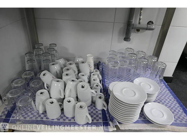 Rvs werktafel met diverse glas en servies - afbeelding 6 van  7