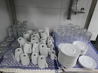 Rvs werktafel met diverse glas en servies - afbeelding 6 van  7