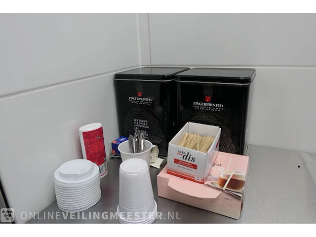Rvs werktafel met diverse glas en servies - afbeelding 7 van  7